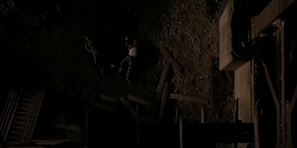 Batman e Harvey Dent deitados no chão em O Cavaleiro das Trevas