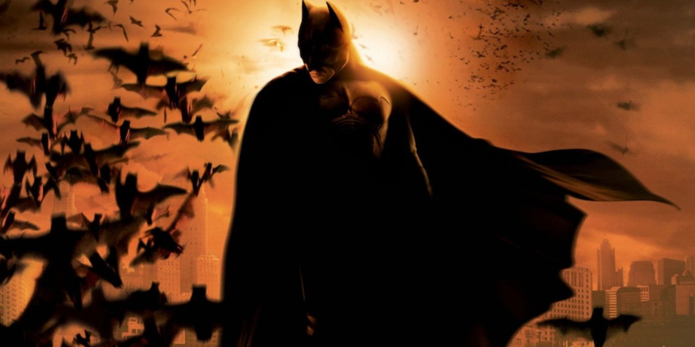 Arte promocional de Batman Begins apresentando o herói com um enxame de morcegos ao lado dele.