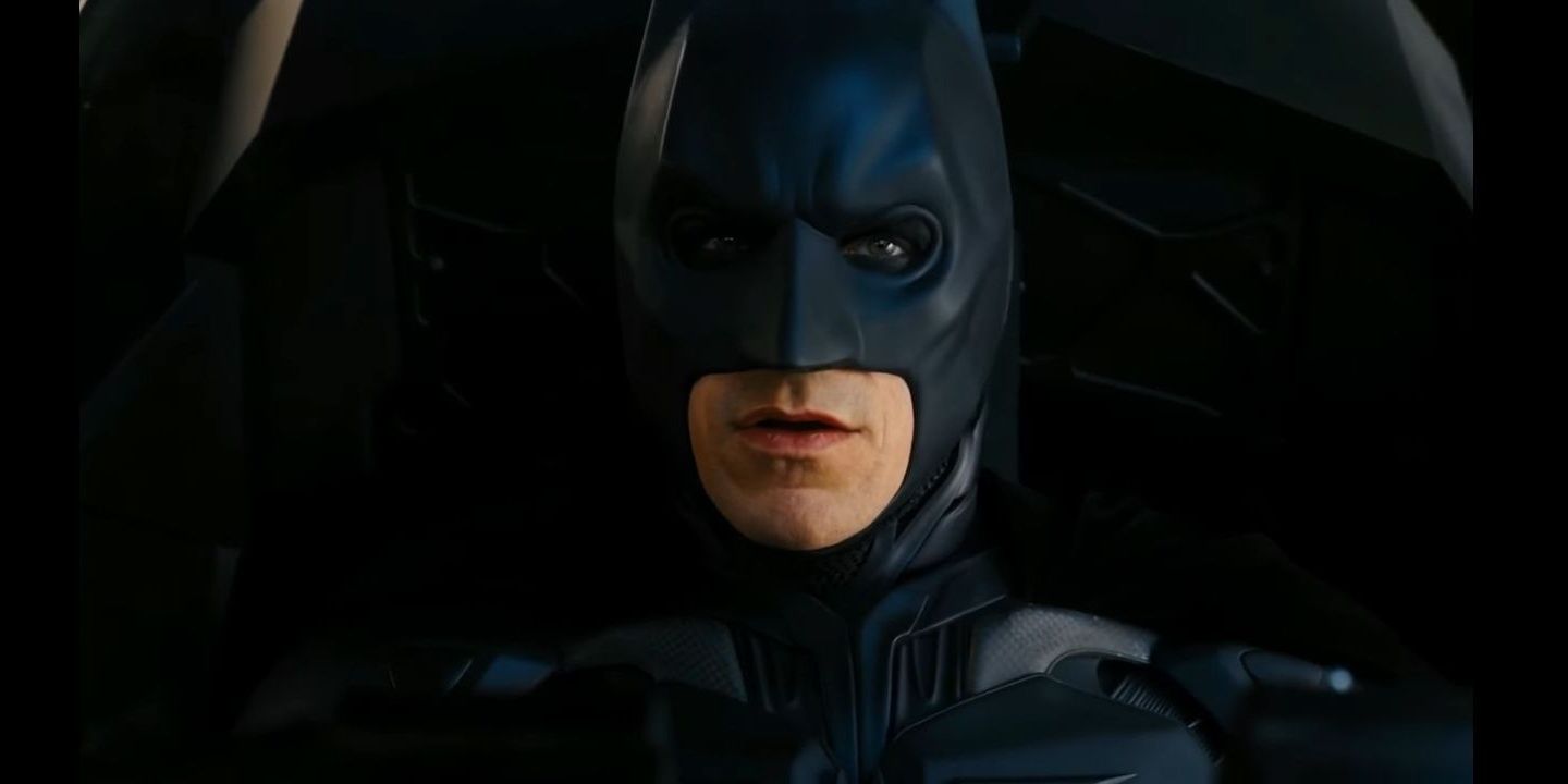 Batman olha para frente com medo em The Dark Knight Rises 