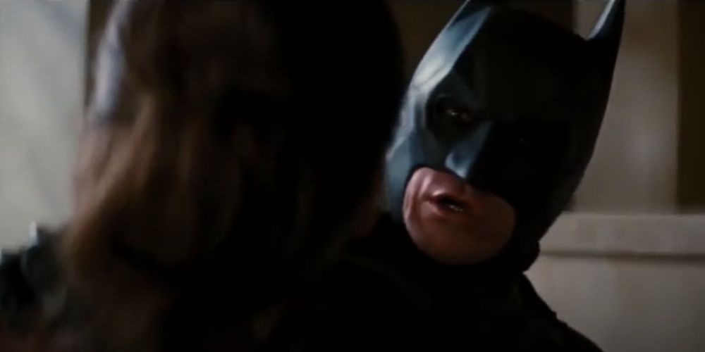 Batman olha para Talia com medo em The Dark Knight Rises 