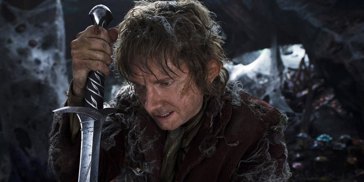 Bilbo sosteniendo a Sting en El Hobbit, 