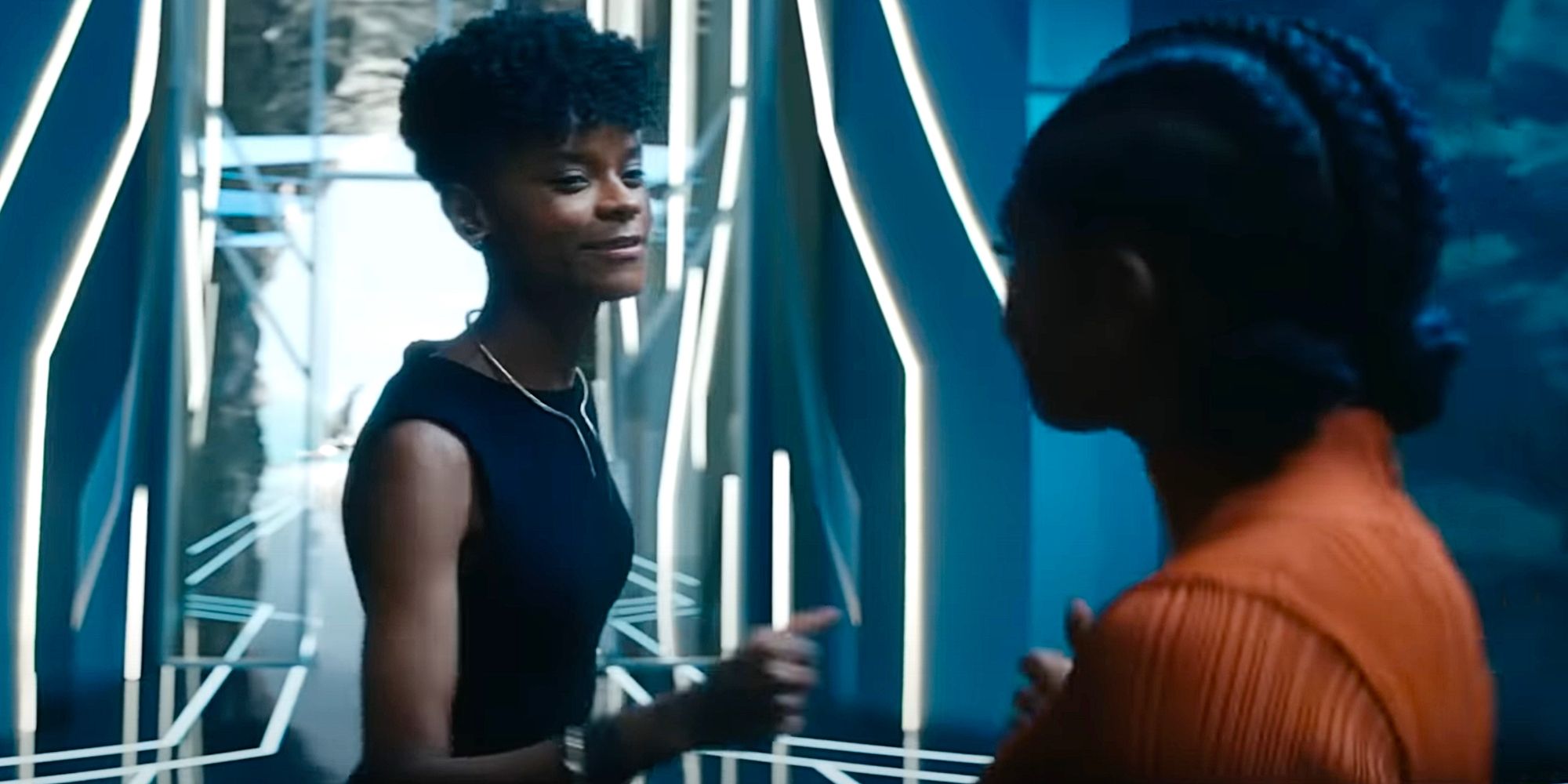 Letitia Wright como Shuri e Dominique Thorne como Riri Williams em Pantera Negra 2