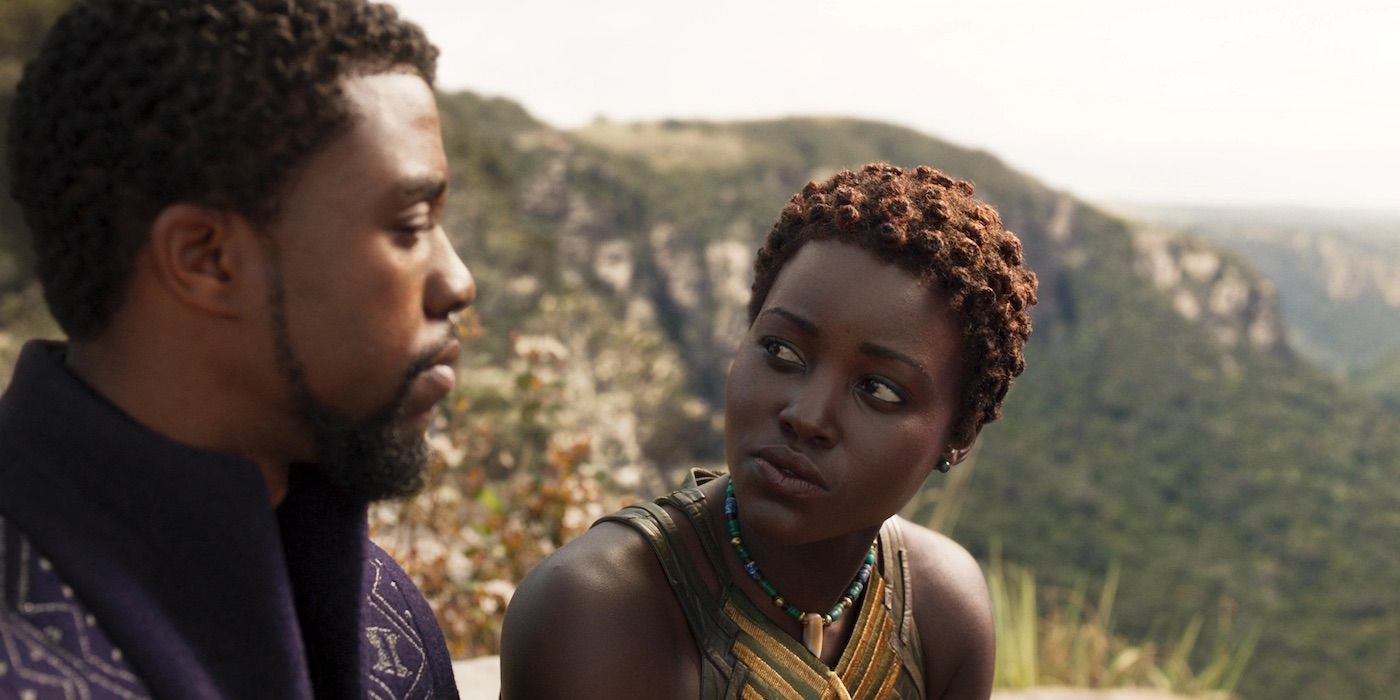 T'Challa e Nakia se olham em Pantera Negra