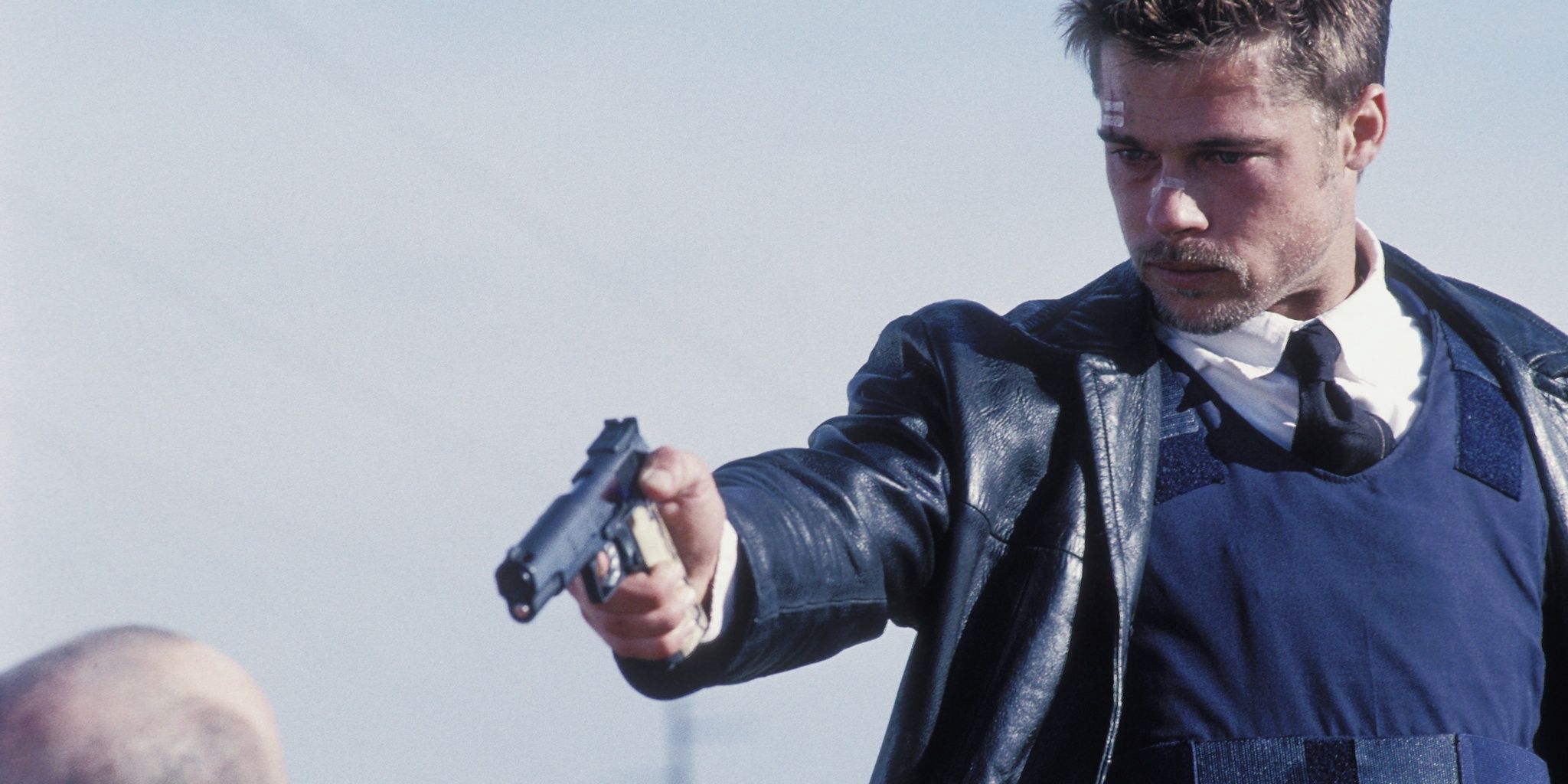 Brad Pitt aponta uma arma para Kevin Spacey em Se7en 