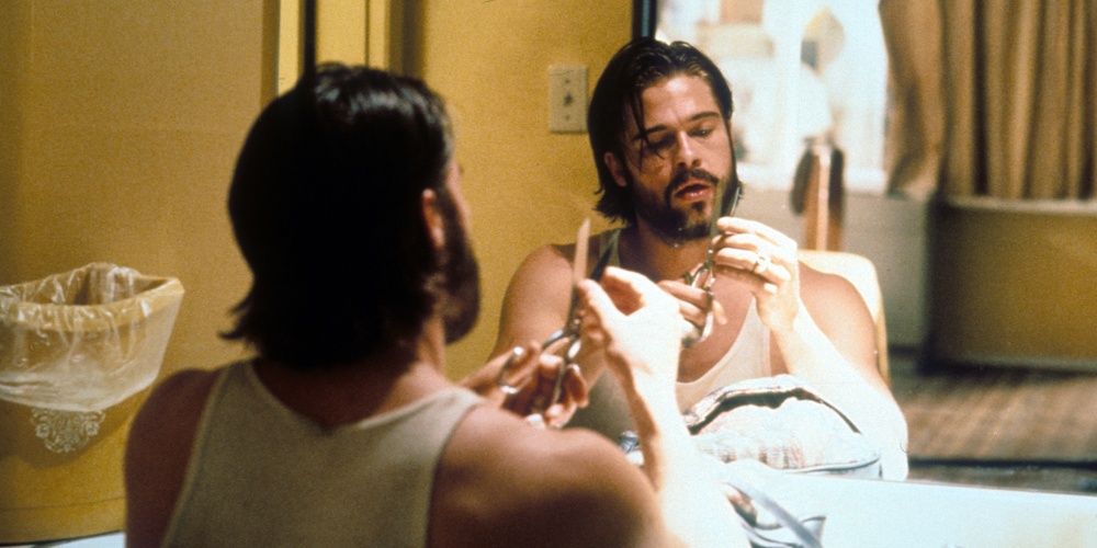 Brad Pitt cortando as unhas em frente ao espelho na Califórnia 