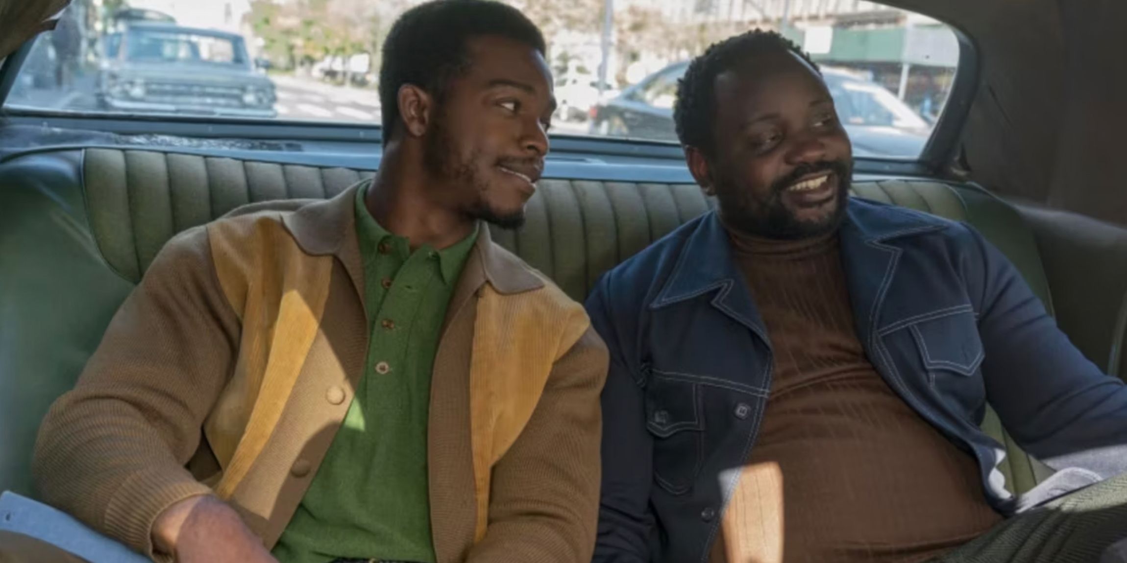 Brian Tyree Henry en la parte trasera de un coche en Si Beale Street pudiera hablar