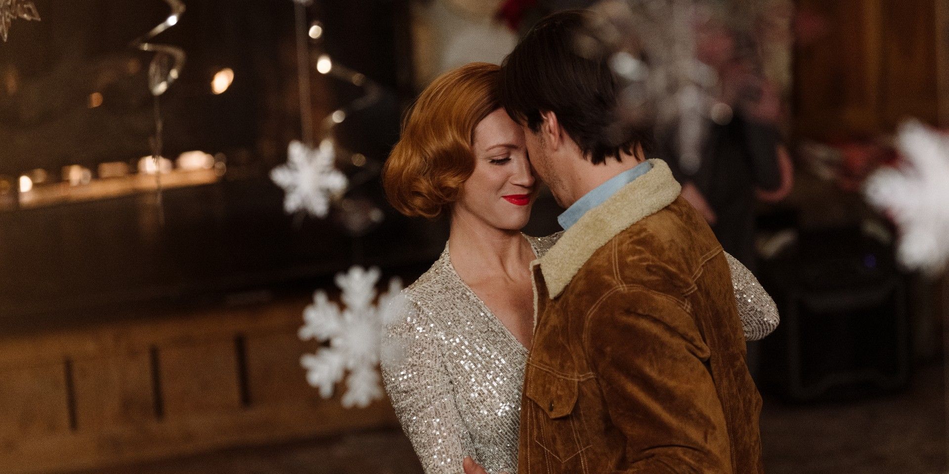 Brittany Snow and Justin Long in Christmas with the Campbells