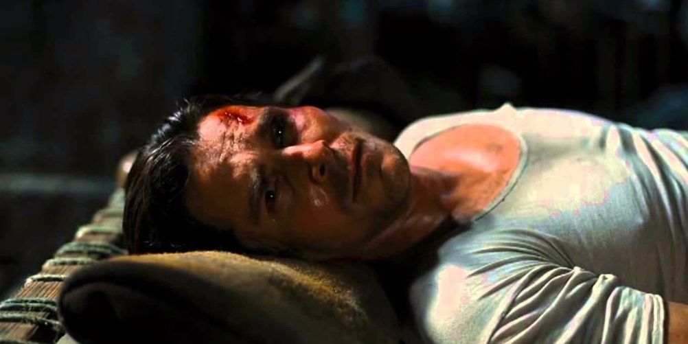 Bruce Wayne chorando na cama em O Cavaleiro das Trevas Ressurge 