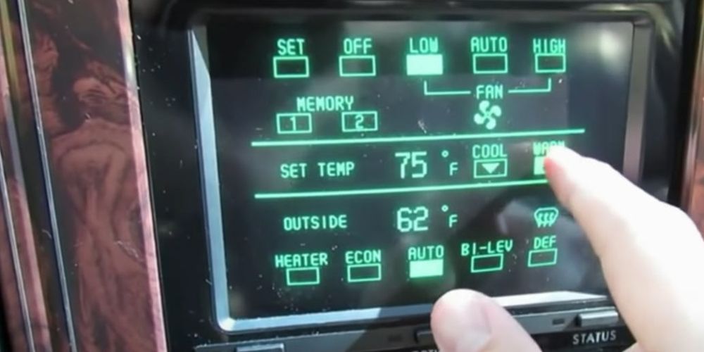 Uma tela sensível ao toque Buick Riviera 1989 é exibida