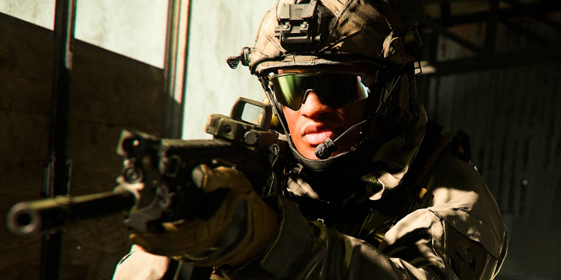Call of Duty: Warzone 2.0 Un soldat se prépare à se battre avec des lunettes de soleil et un fusil pour la prochaine rencontre