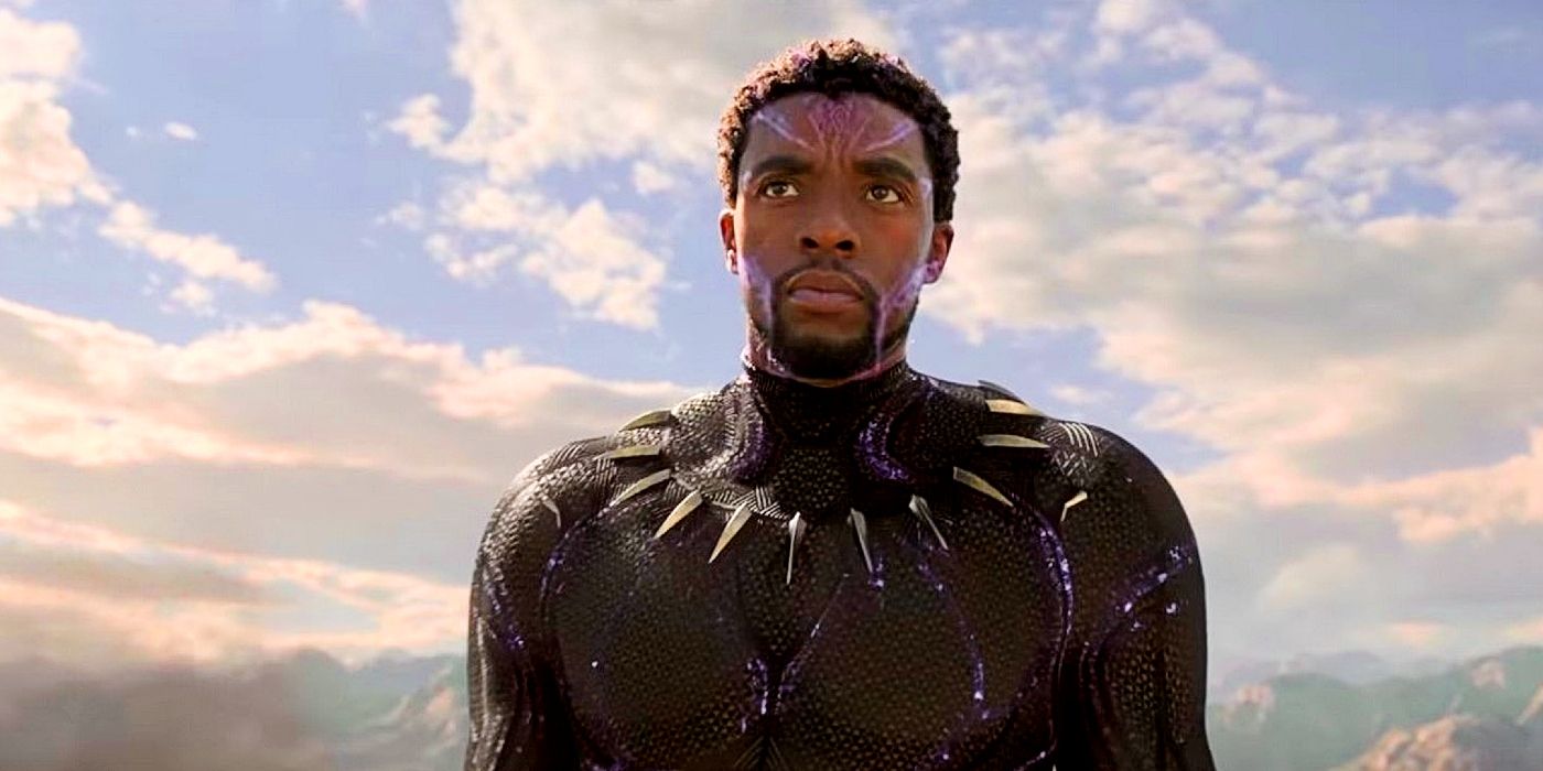 Chadwick Boseman como T'Challa sem capacete em Pantera Negra.