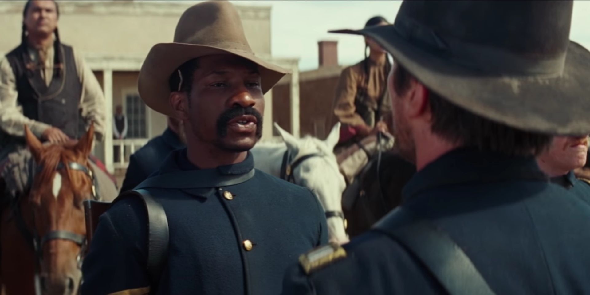 Christian Bale como Capitão Blocker fala com Jonathon Majors como Cabo Goodson em Hostiles