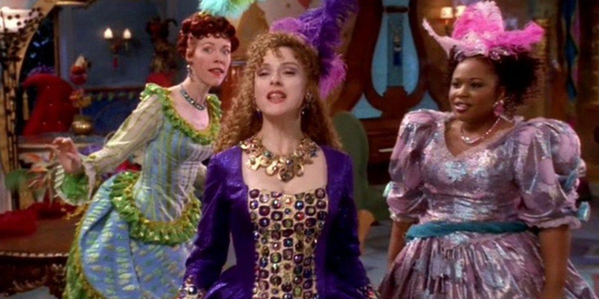 แม่เลี้ยง Calliope และ Minerva สวมชุดบอลกาวน์หลังงานบอลในปี 1997 Cinderella