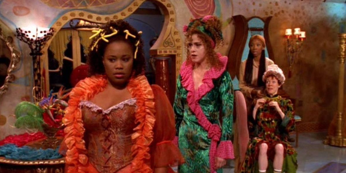 Calliope แม่เลี้ยง และ Minerva ในชุดคลุมเตรียมพร้อมสำหรับงานบอลในปี 1997 Cinderella โดยมี Cinderella คอยดูอยู่เบื้องหลัง