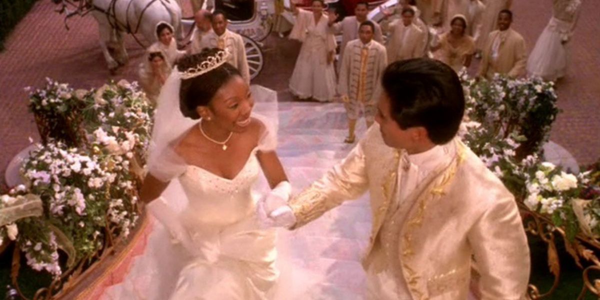 ซินเดอเรลล่าและเจ้าชายคริสโตเฟอร์สวมชุดแต่งงาน เดินขึ้นบันไดไปยังงานแต่งงานและรายล้อมไปด้วยแขกเหรื่อในปี 1997 ซินเดอเรลล่า
