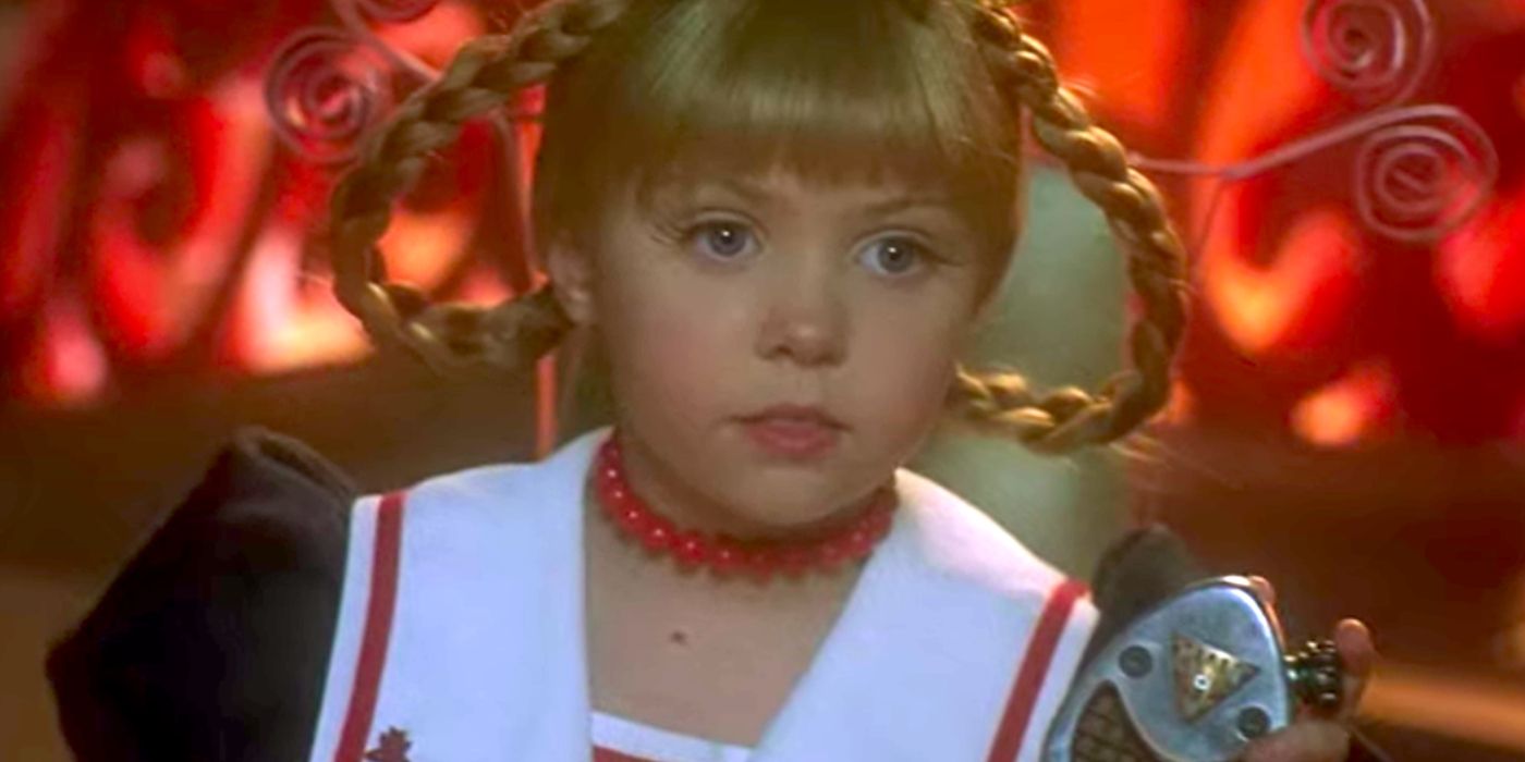 Cindy Lou segurando um dispositivo de gravação em How the Grinch Stole Christmas. 