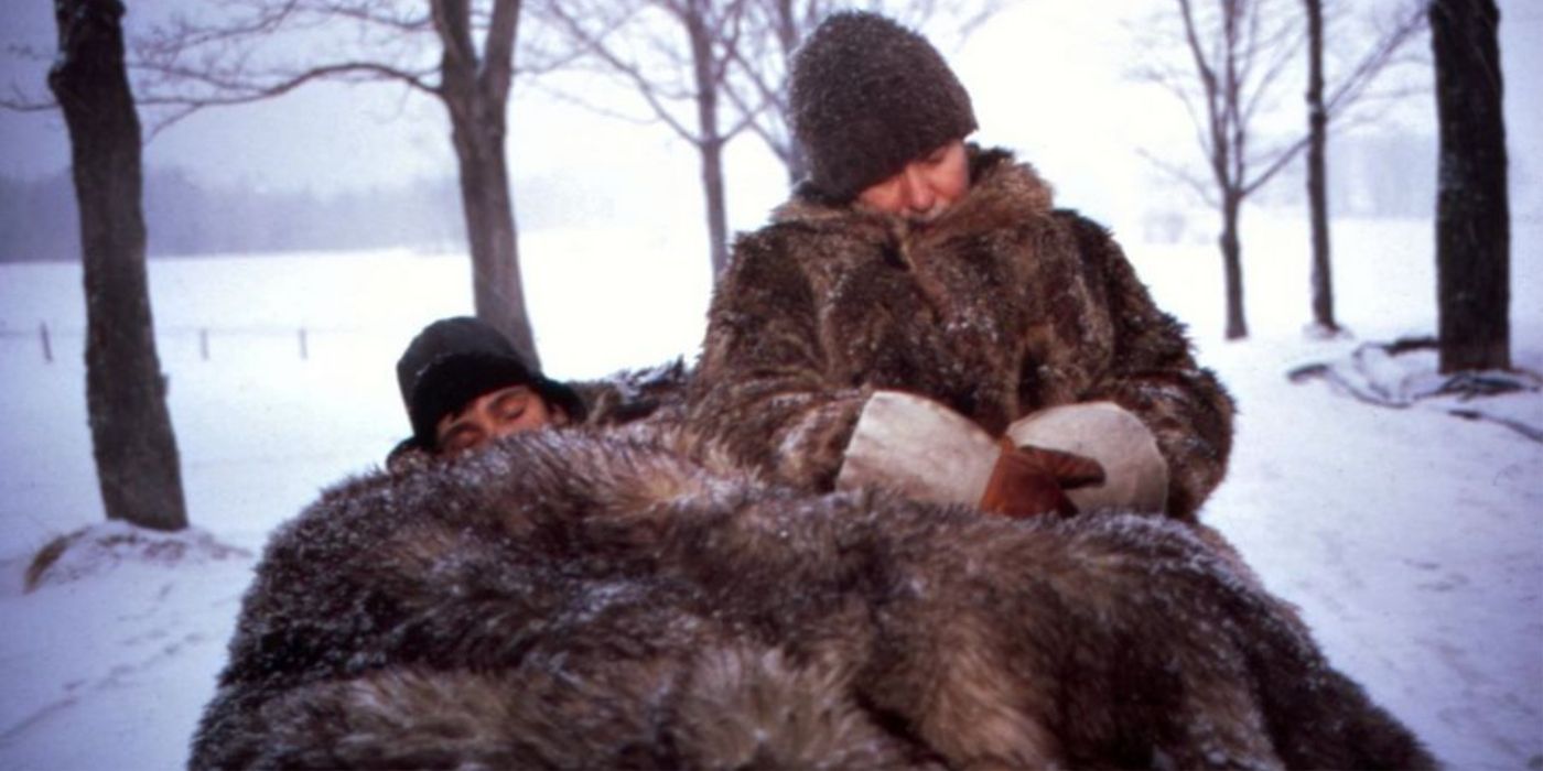 Dois homens vestindo peles na neve em Mon Oncle Antoine