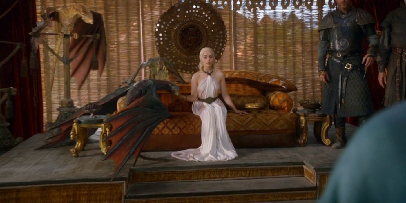 Daenerys ameaçando mestres de escravos com seus três dragões