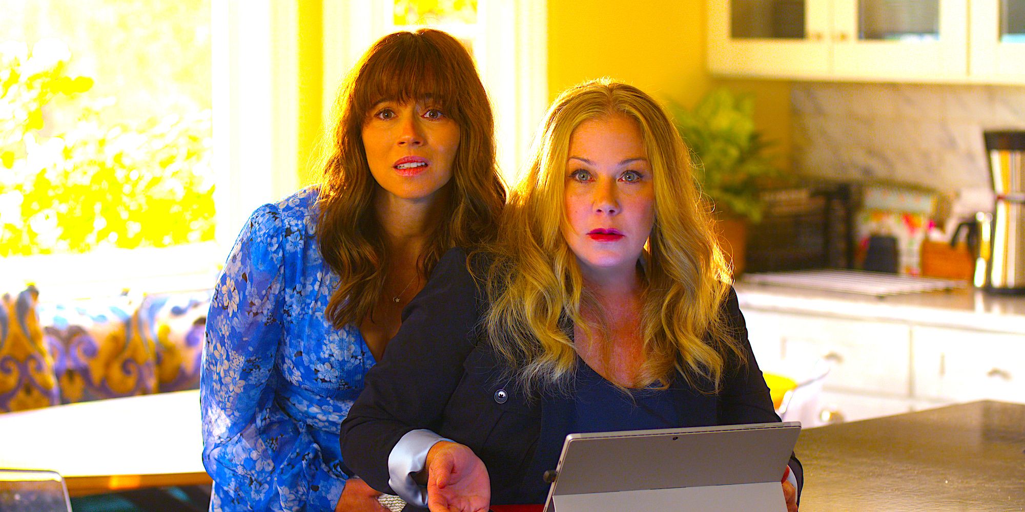 Linda Cardellini and Christina Applegate in the kitchen with the ipad