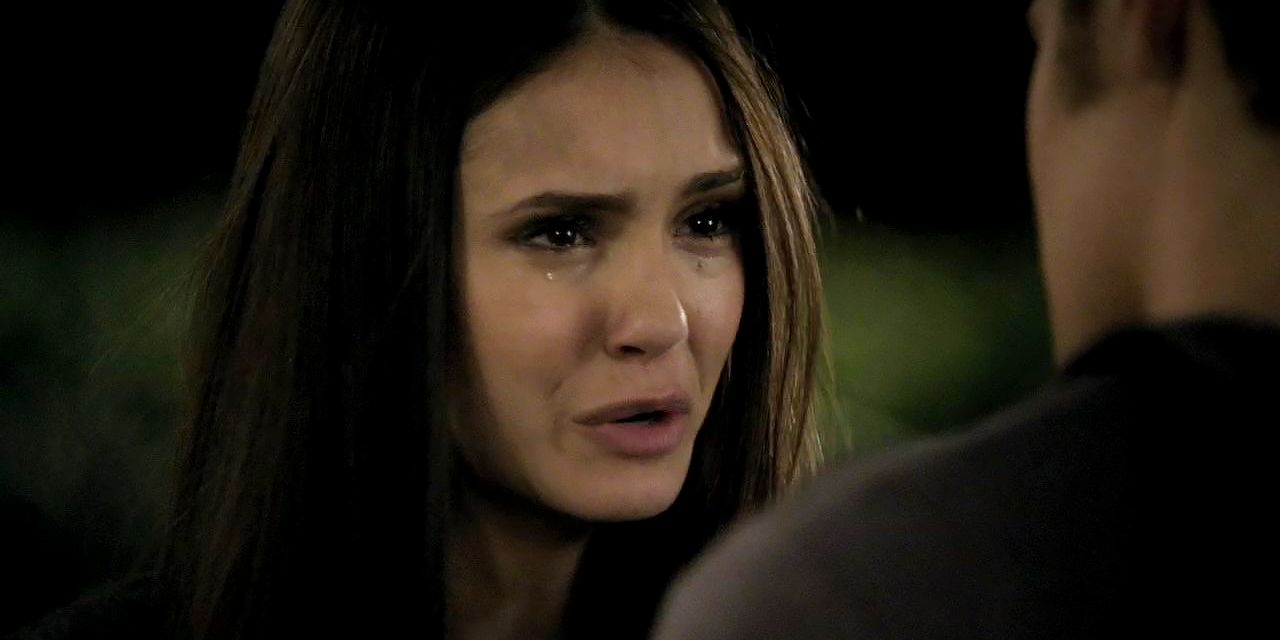 Uma imagem de Elena Gilbert chorando em TVD