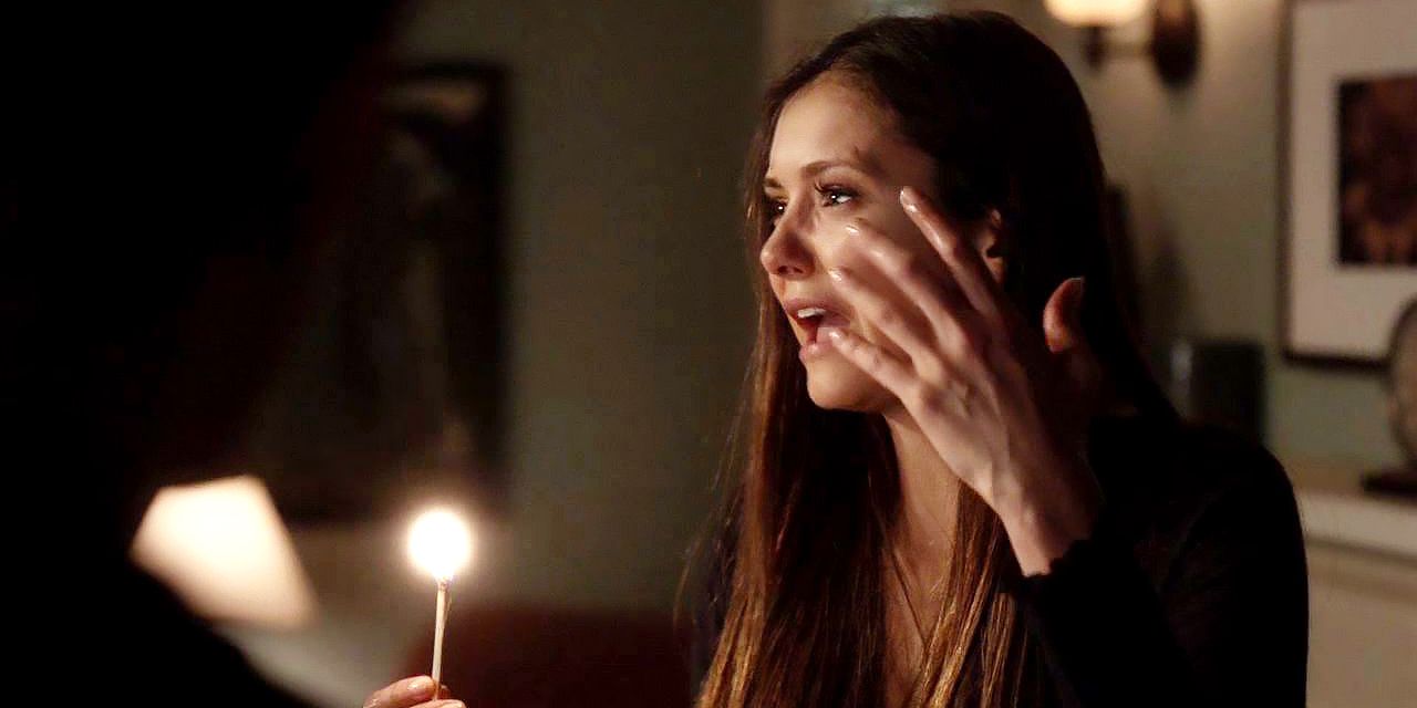 Elena se preparando para queimar sua casa em The Vampire Diaries