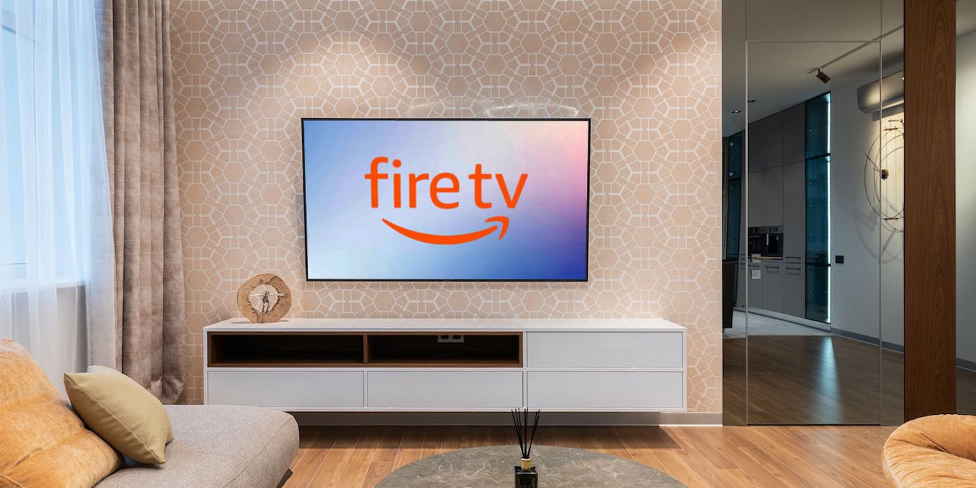 Logotipo da Fire TV na tela da TV em uma sala de estar