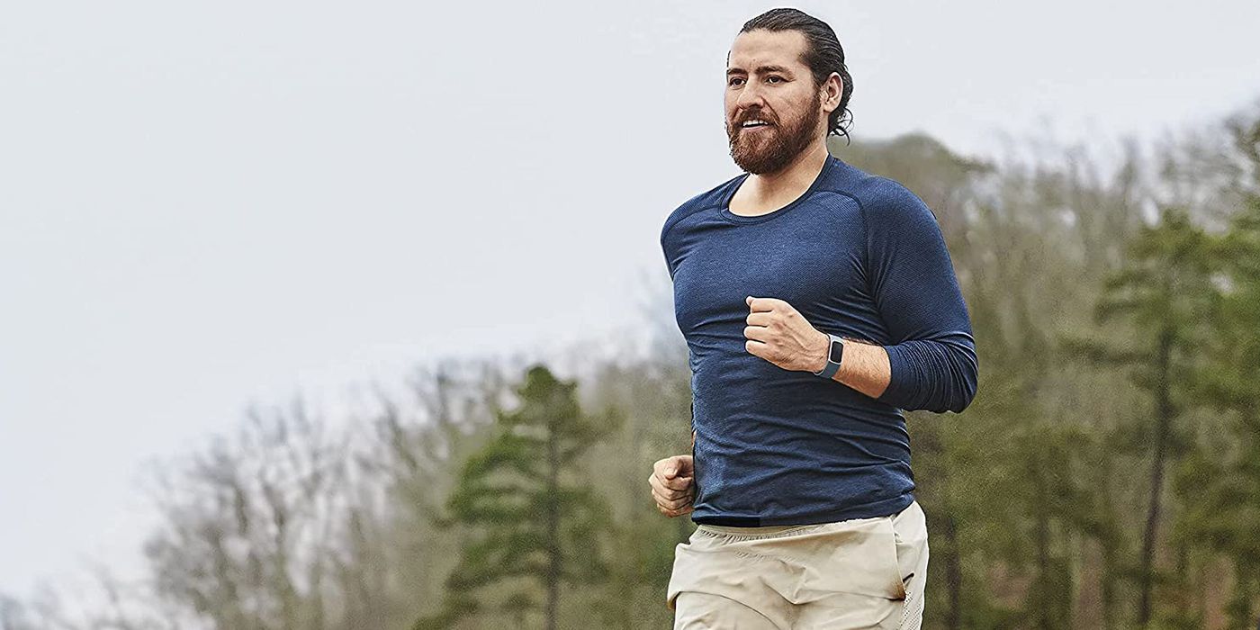 homem correndo enquanto usava o fitbit charge 5