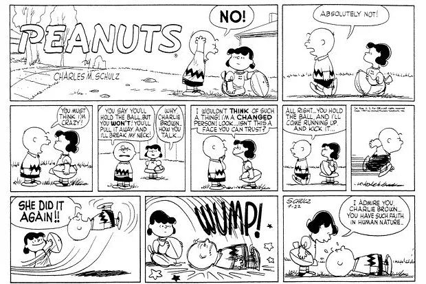 Strip Sunday Peanuts 10 panel yang menampilkan Lucy menarik bola dari Charlie Brown ditampilkan.