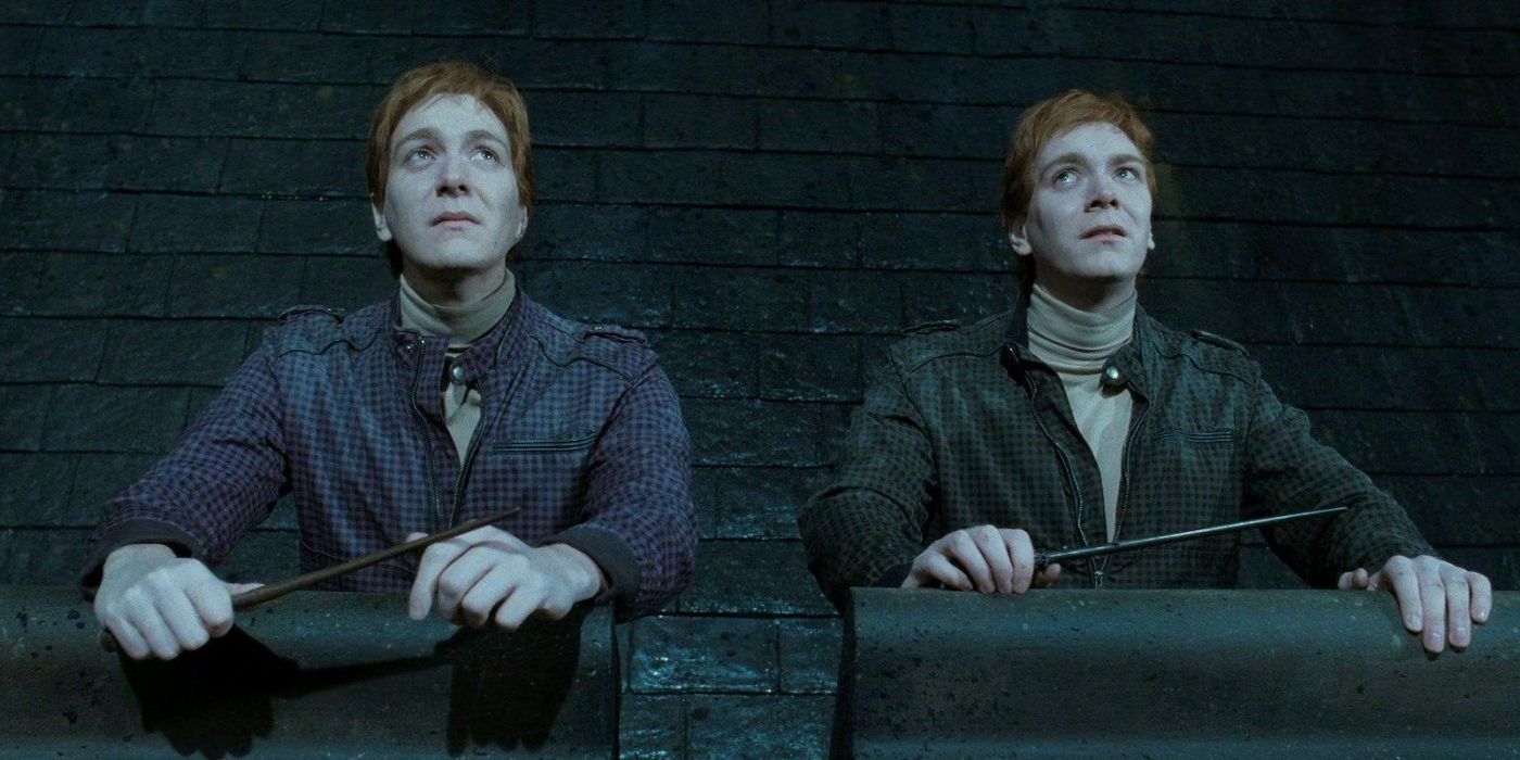 Fred (James Phelps) e George Weasley (Oliver Phelps) se preparam para a Batalha de Hogwarts em Harry Potter e as Relíquias da Morte: Parte 2