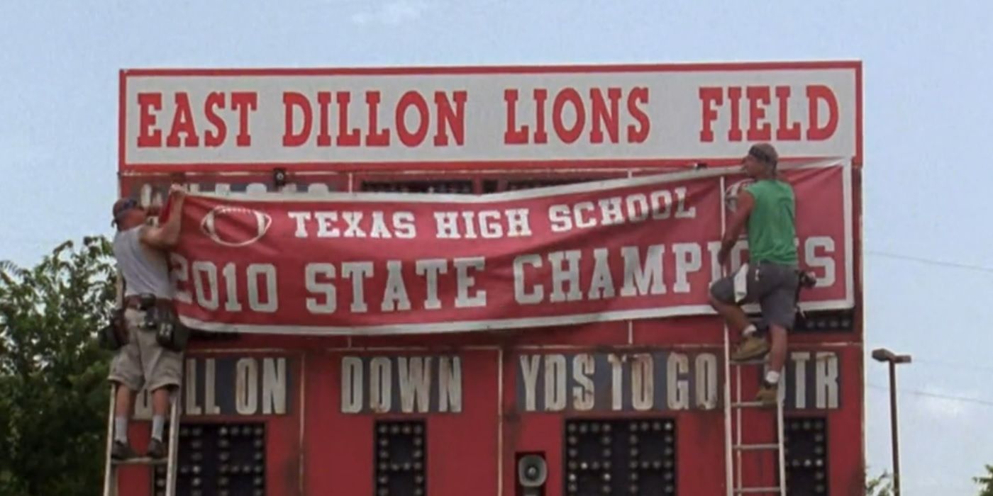 Uma bandeira do campeonato East Dillon Lions é retirada na final do Friday Night Lights.