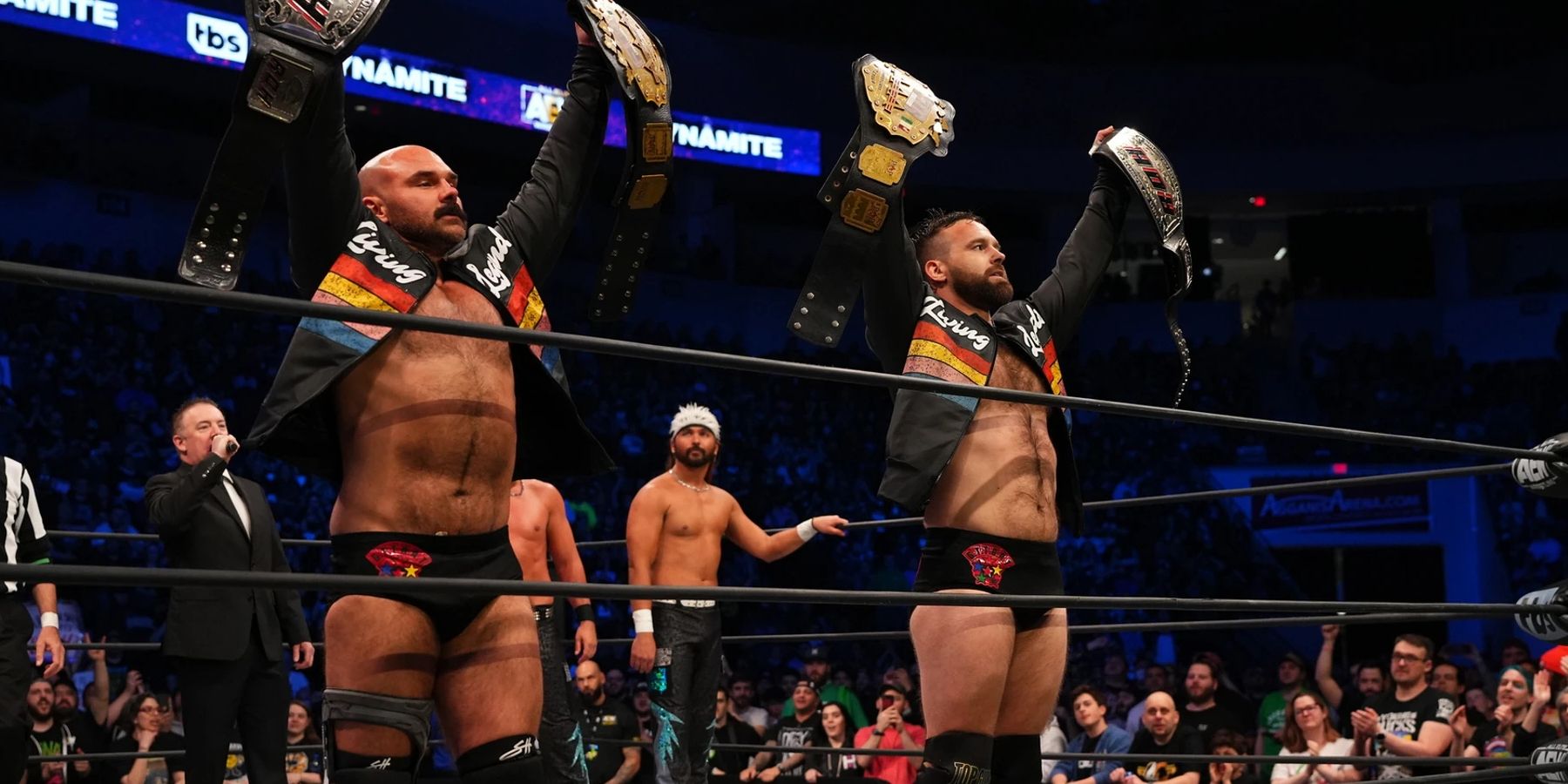 O FTR faz sua entrada antes de lançar um clássico instantâneo contra o The Young Bucks no AEW Dynamite em 2022.