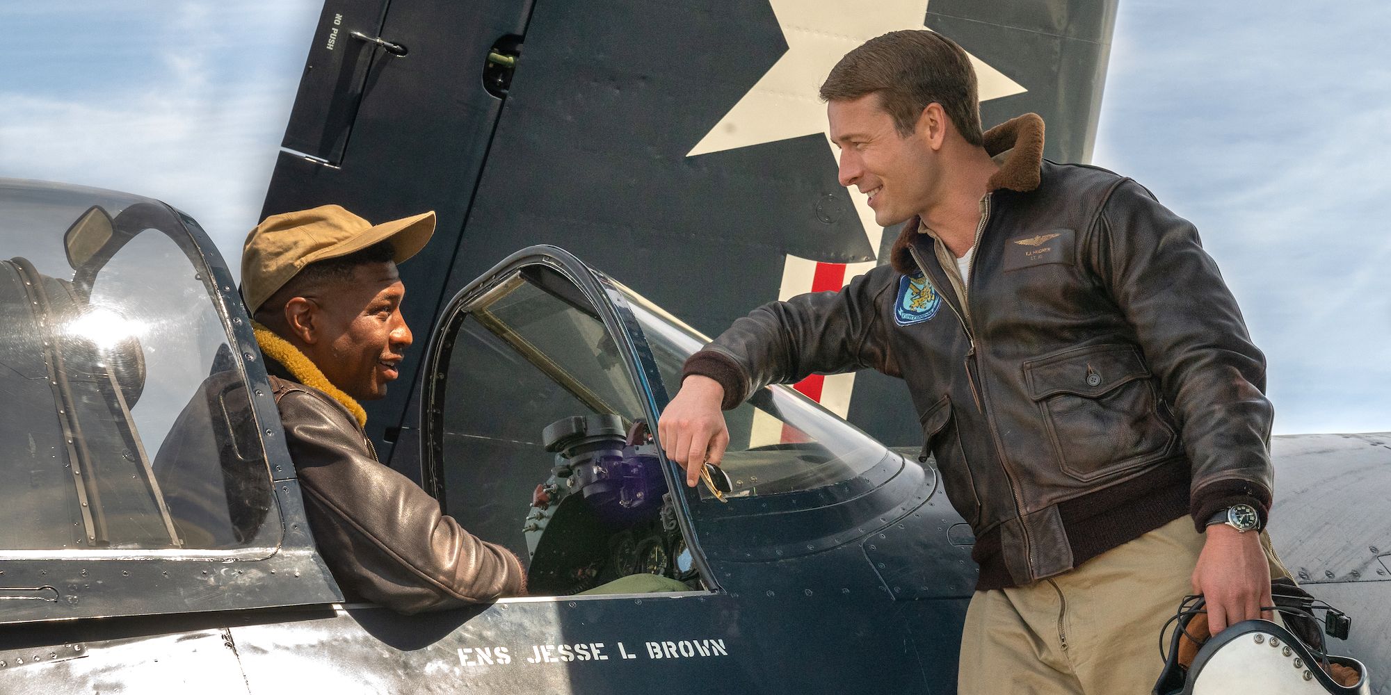 Glen Powell e Jonathan Majors em Devotion