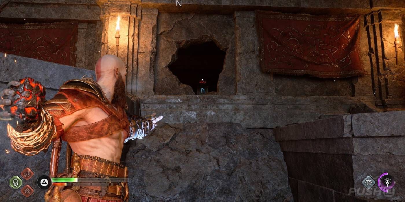 God of War: Ragnarok Kratos jogando bomba de fogo através da fenda da caverna para acender a tocha para o baú Nornir no local do esconderijo dos invasores de Midgard