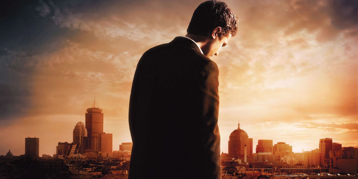 Casey Affleck als PI Patrick Kenzie met het stadsbeeld van Boston op de achtergrond.