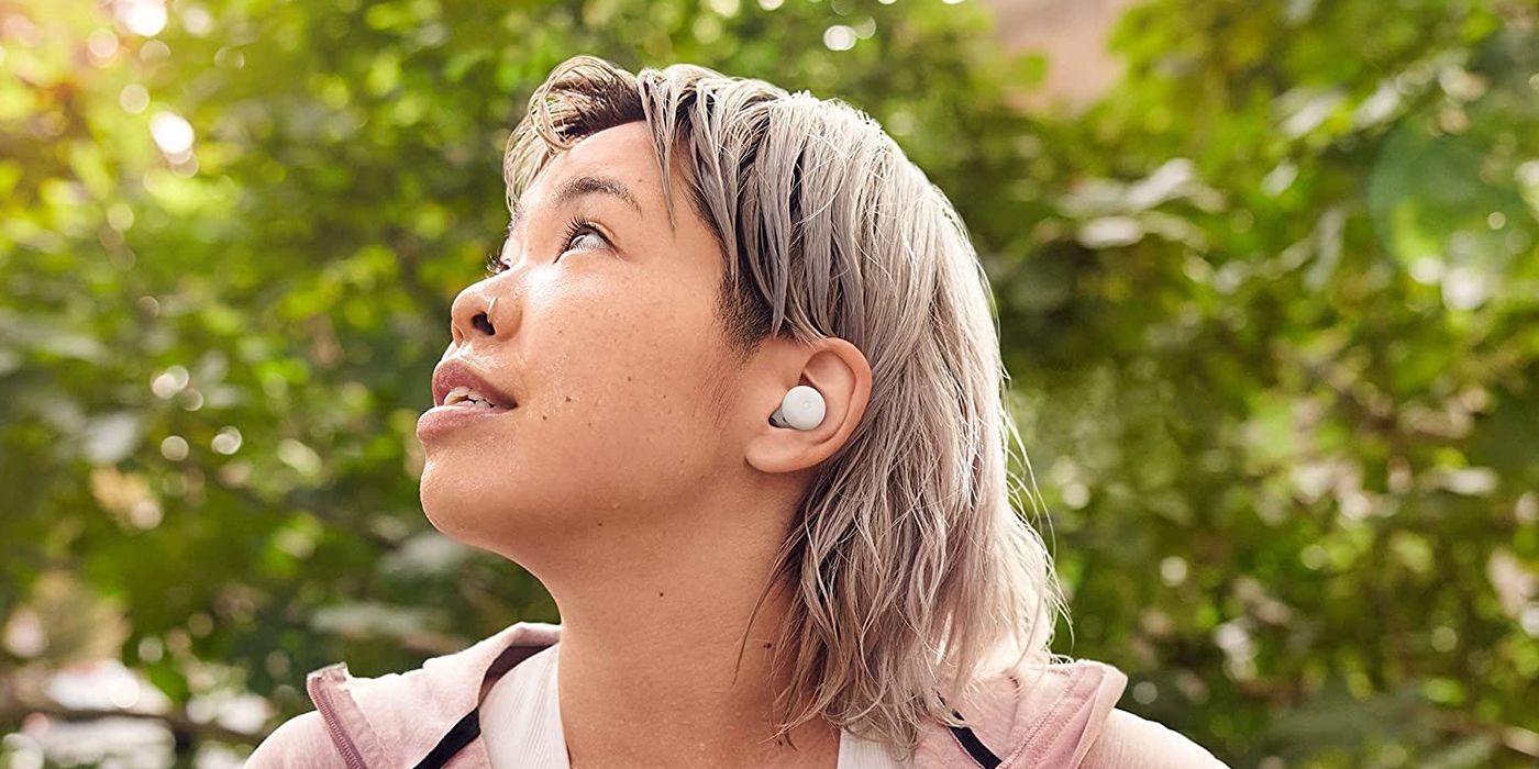 google pixel buds uma mulher olhando para o céu