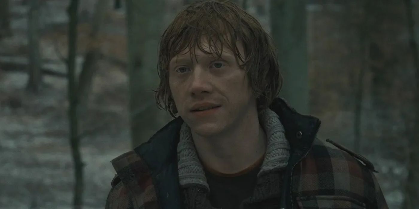 Ron Weasley parado na floresta em Harry Potter e as Relíquias da Morte. 