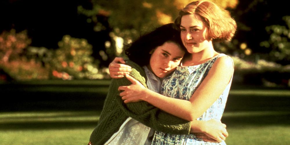 Pauline e Juliet se abraçam ao ar livre em Heavenly Creatures