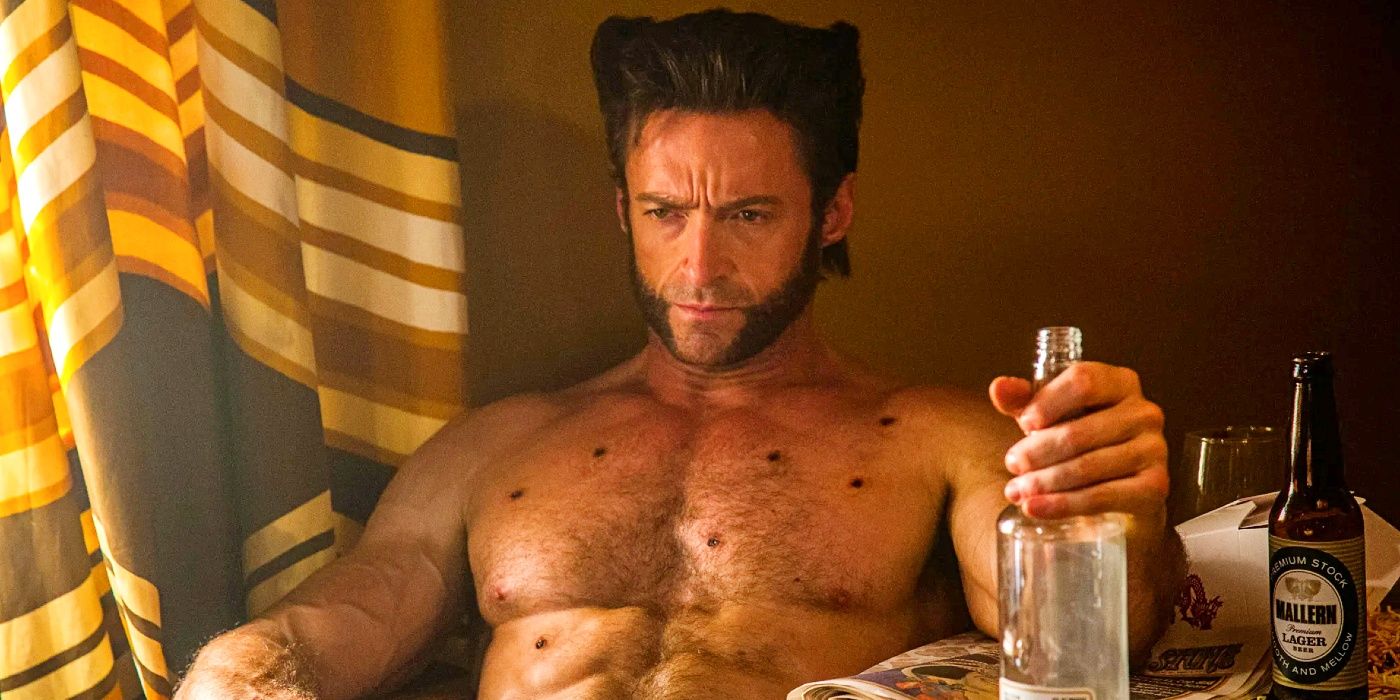 Um Wolverine sem camisa segurando uma garrafa em X-Men: Days of Future Past.