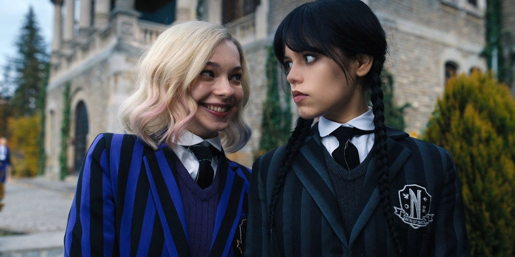 Jenna Ortega como quarta-feira Addams e Emma Myers como Enid Sinclair no episódio 1x2 de quarta-feira