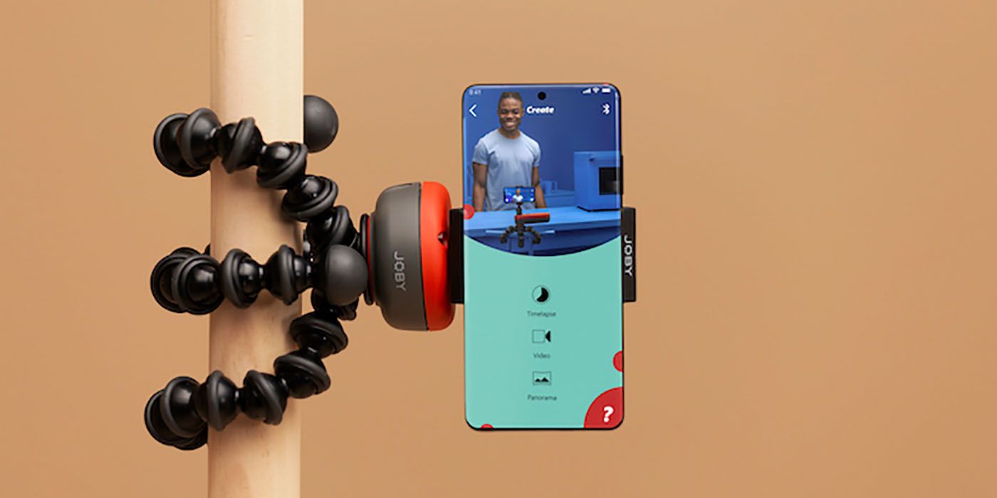 joby spin mounted to a pole using a GorillaPod, a young man seen on the screen of the phone