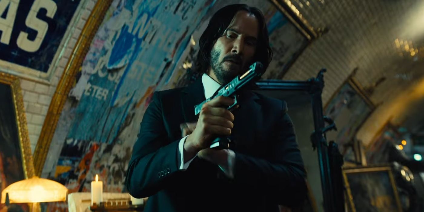 John Wick (Keanu Reeves) vestindo um smoking e uma arma no trailer de John Wick 4.