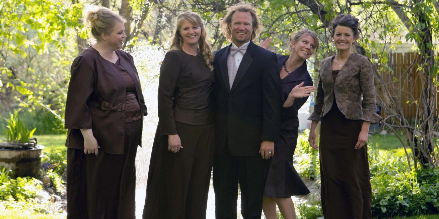 Sister Wives Kody Janelle Meri and Robyn Brown standing together outside