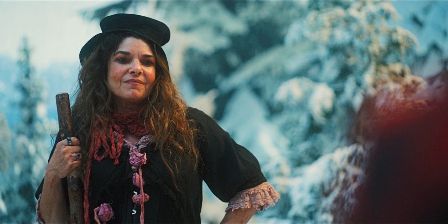 Laura San Giacomo dans le rôle de la sorcière de Noël La Befana dans Les Pères Noël