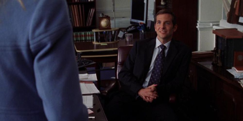 Bradley Cooper sentado em uma cadeira em Law & Order