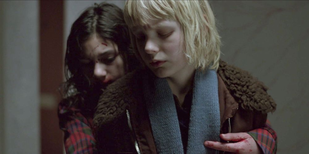 Eli abraça Oskar por trás em Let the Right One In