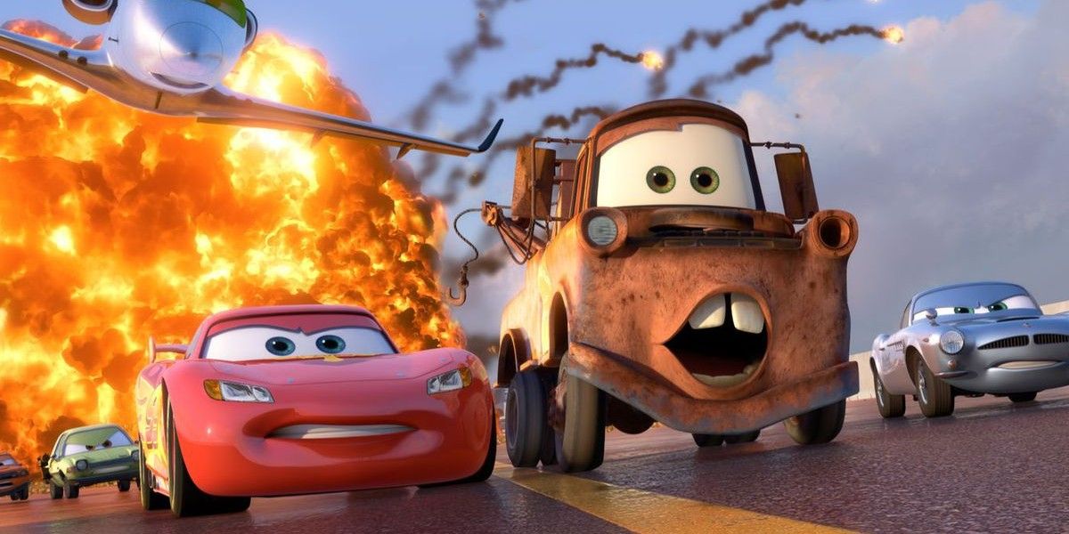 Relâmpago McQueen e Mater fugindo de uma explosão em Carros 2 da Pixar