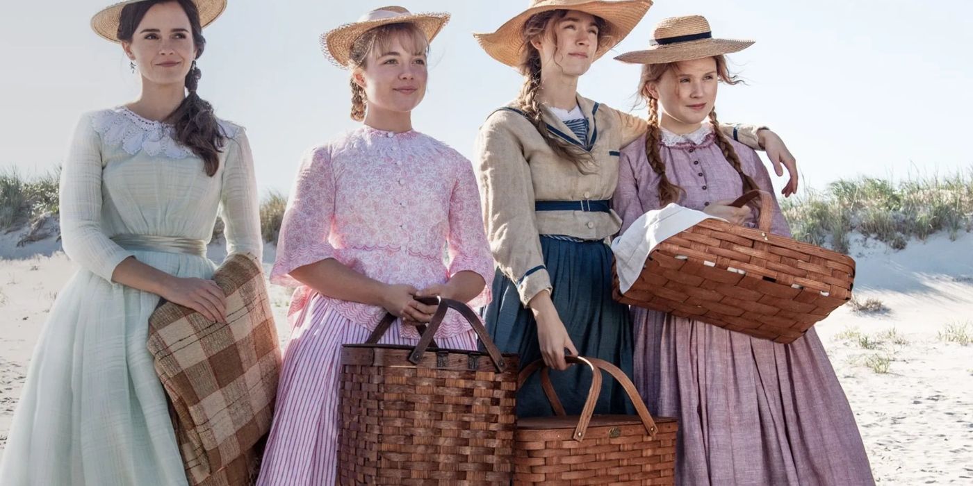 As filhas em Adoráveis ​​Mulheres (2019) lado a lado assistindo algo. 