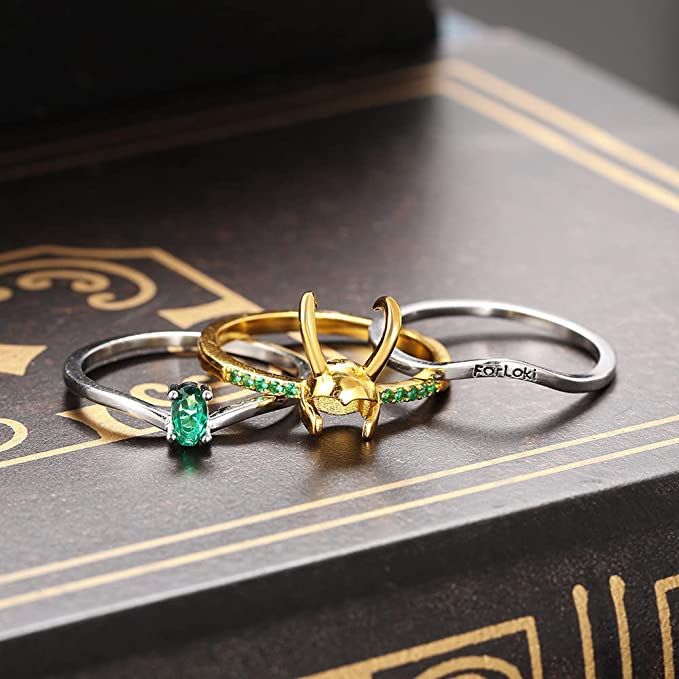 Loki Rings, dois de prata e um de ouro em cima de uma mesa