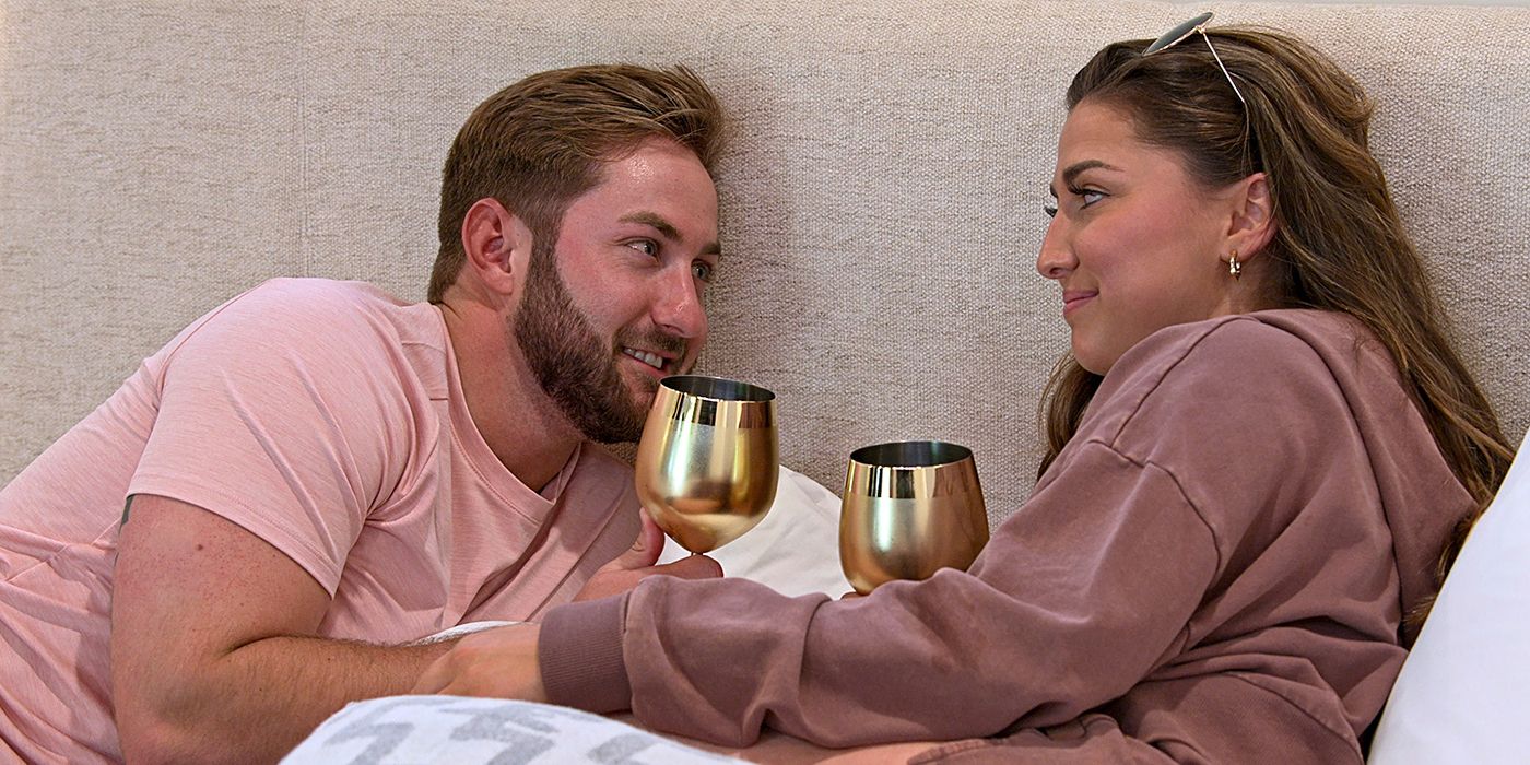 Matt dan Colleen berbaring di tempat tidur bersama dengan gelas anggur emas di Love is Blind