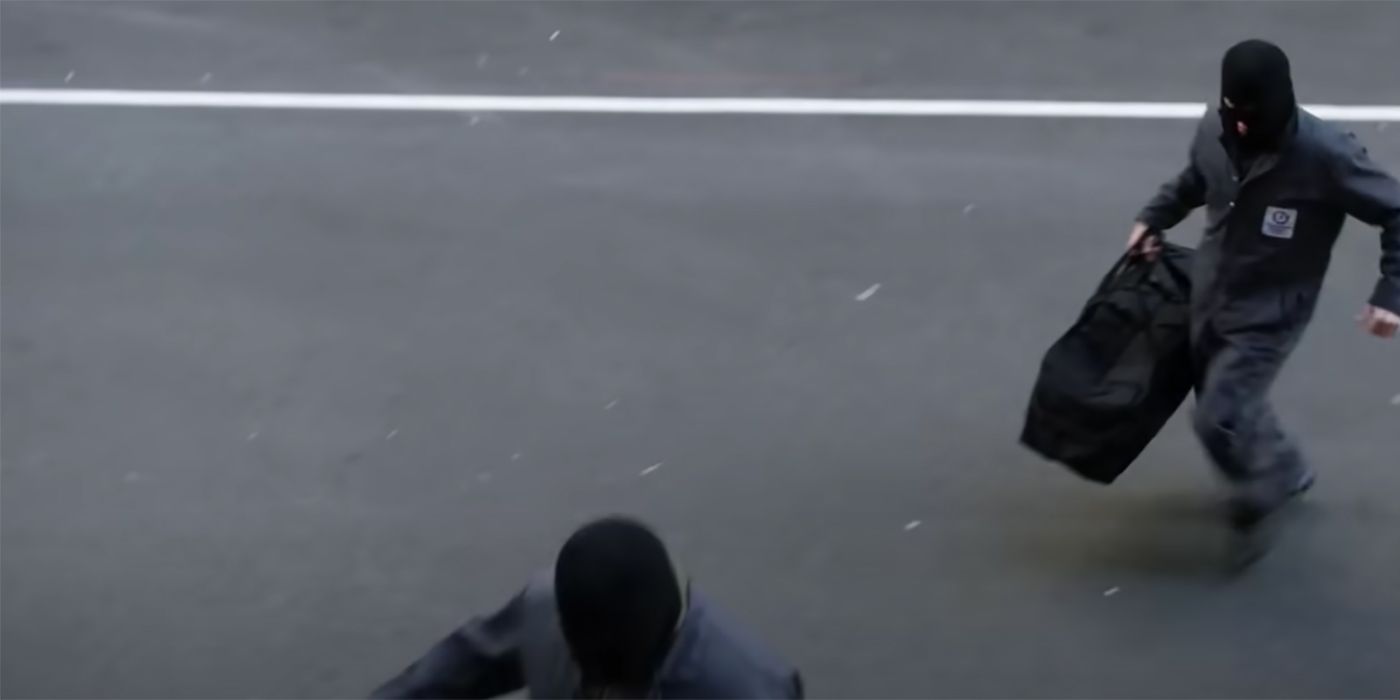 Dois assaltantes de banco correndo com sacolas no Manifest